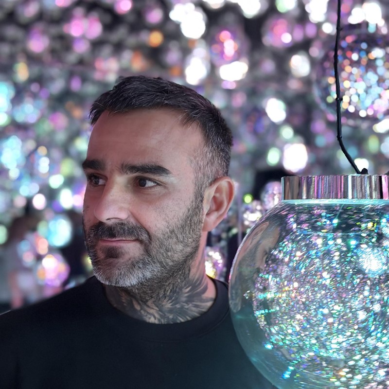 Portrait de Julien Jimenez, consultant en référencement naturel, en contraste élevé